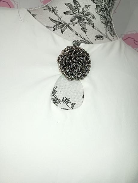 Šaty s krásnou brošňou, s