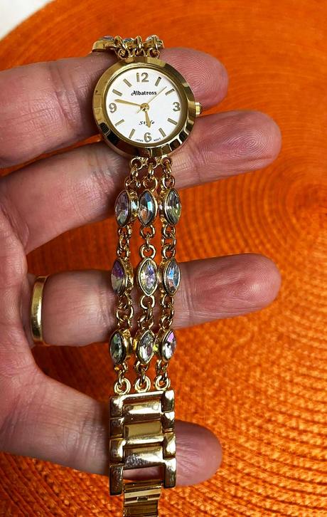 Zaujímavé hodinky s opálovými očkami, 