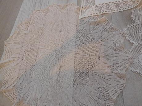 Biely obrus s krajkou + 2 x háčkovaná dečka, 