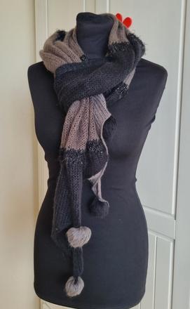 Sivočierny šál s brmbolcami, 