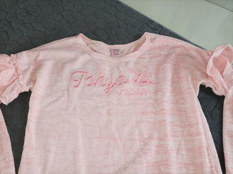 Pekný ružový svetrík s volánikmi, 134