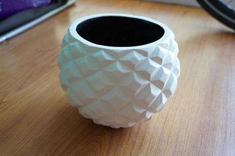 Biely kvetináč ananás,