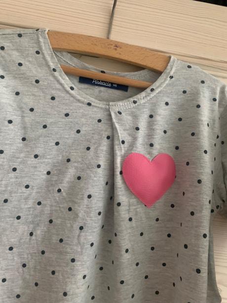 Pískacie šaty 140/146 so srdiečkom, 140