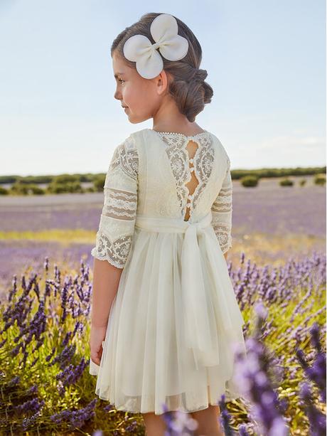 Smotanové šaty s krajkou, 128