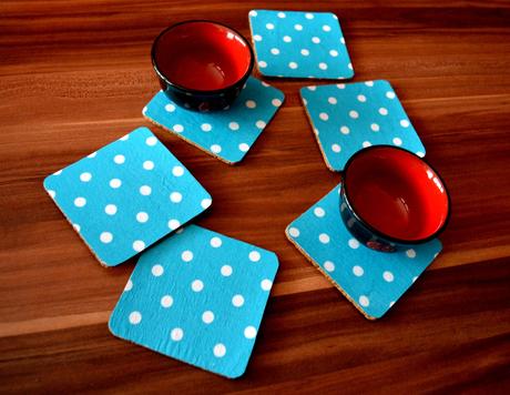  tyrkysové bodkované podšálky, 