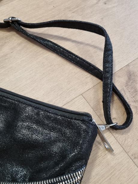 Crossbody kabelka so zipsami,