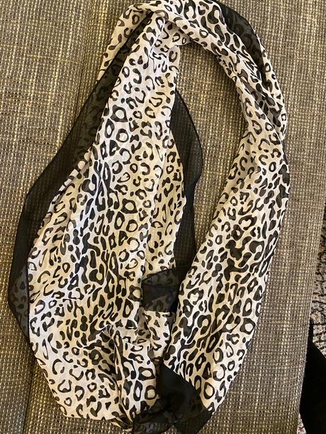 Šatka s leopardím vzorom, 