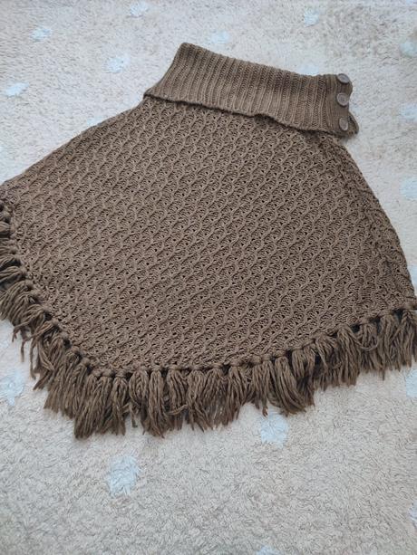 Hnedé teplé pončo so strapcami, takko