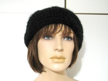 Čierna pletená baretka,