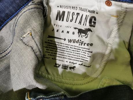 Tmavomodré rifle, mustang,40