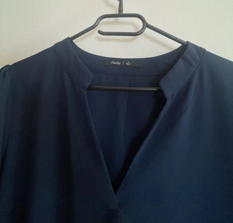 Tmavomodre saty s v vystrihom, xl
