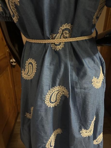 Letné šaty so vzorom a opaskom, l / m