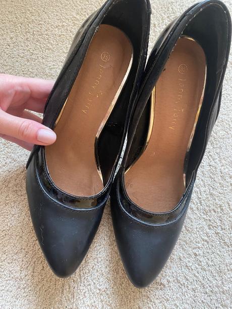 Čierne lodičky, 35