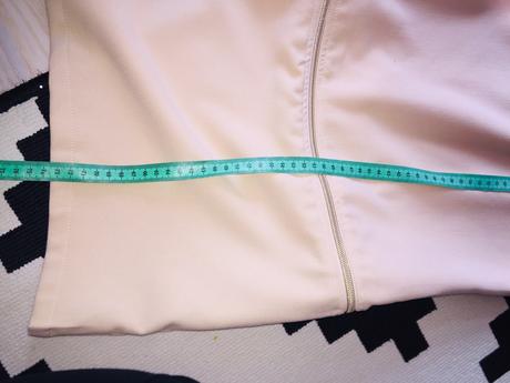 Béžové saty s aplikaciou, xs