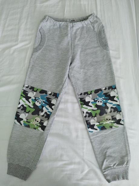 Tepláky so zosilnenymi kolenami, 122