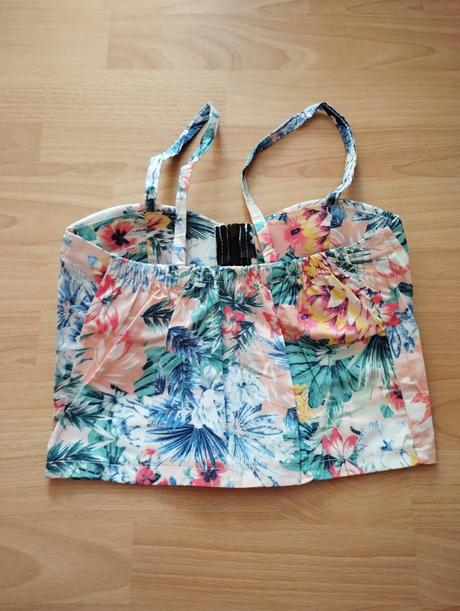 Biely kvietkovaný crop top, s