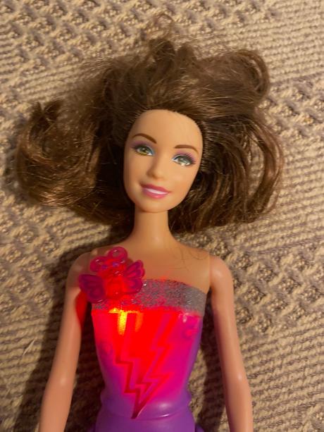 Krásna svietiaca barbie, vydávajúca zvuky bozku a,