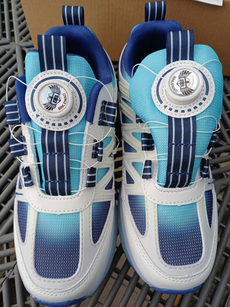 Svietiace tenisky, 36