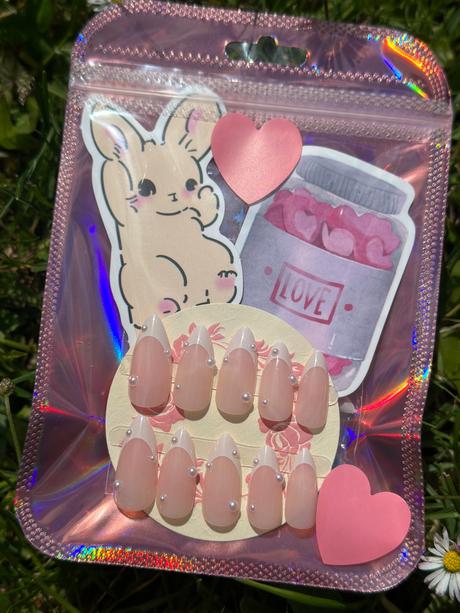 Nové umelé nechty s perličkami, 