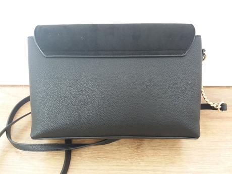 Čierna kabelka so zlatými detailami, 