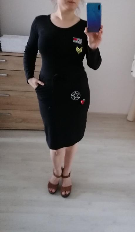 Šaty s nášivkami, s