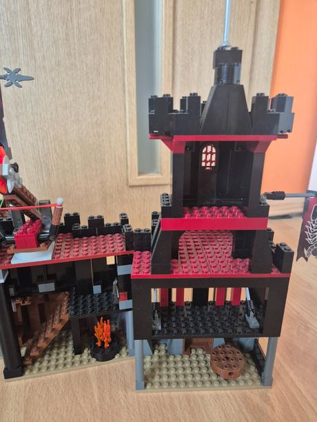 Lego 8877 vladek's dark fortress, 