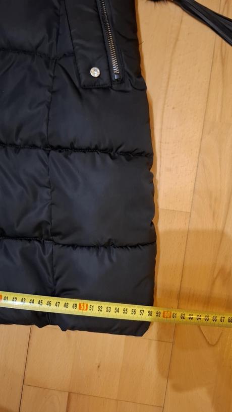 Cierna zimna bunda s mohutnou kozusinou, s