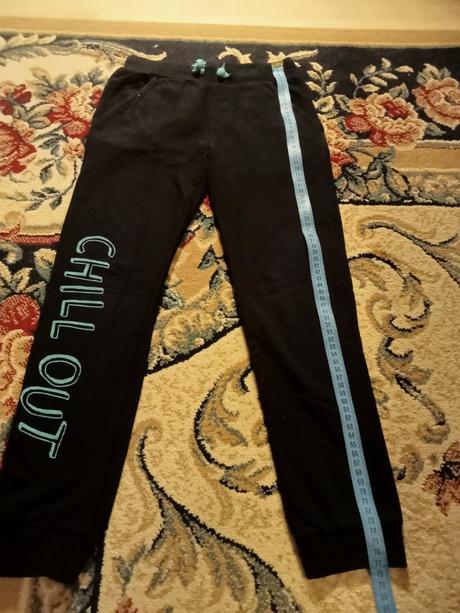 Teplé tepláčiky s nápisom, 134