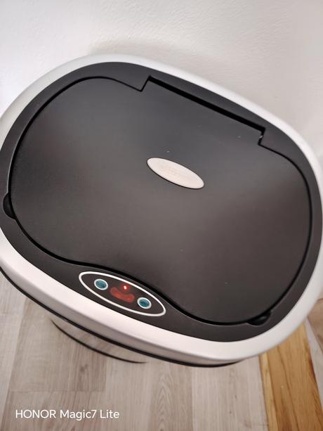 Bezdotykovy smetný kos, 