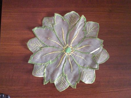 Zelený kvetinkový obrus priemer 32 cm top stav,