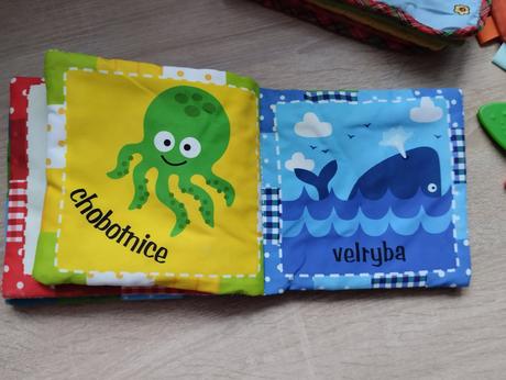 2x látkova knižka + hračka, 