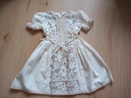 Krásne ľudové šaty pre dievčatko, 104