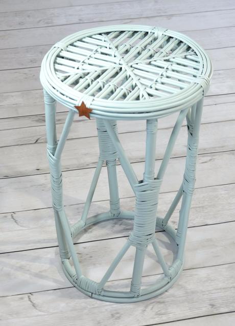 Prútený nočný stolík,