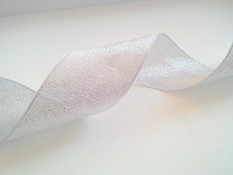 Brokátová stuha 25 mm strieborná, 