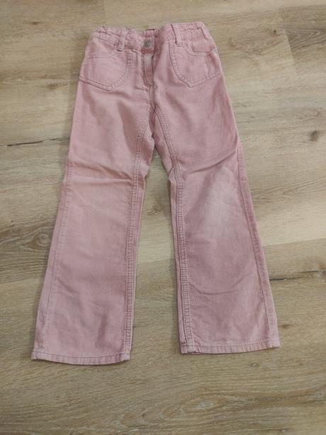 Nohavice a tunika, 104–116