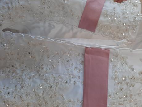 Snehobiele svadobné šaty, m