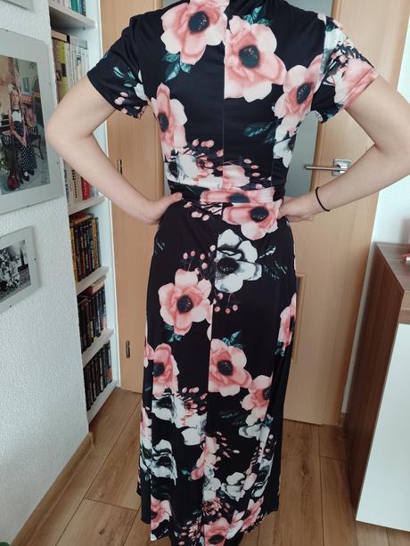 Krásne šaty, nenosené, s