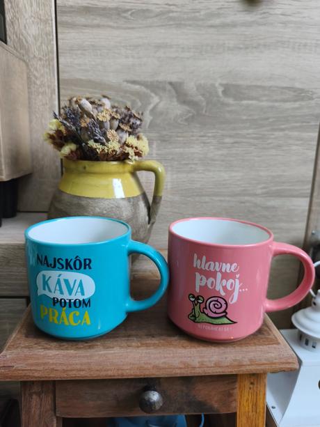 Krásne hrnčeky s nápismi spolu,