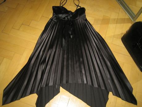 Saténové padavé šaty, s