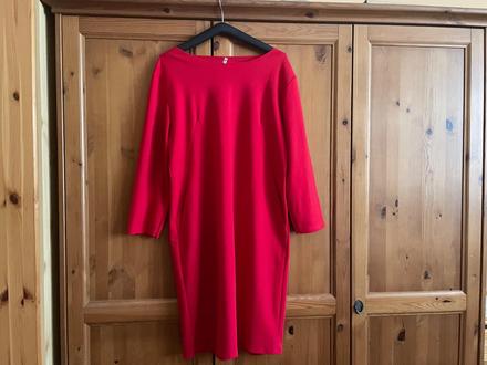 Červené šaty s vreckami, 44