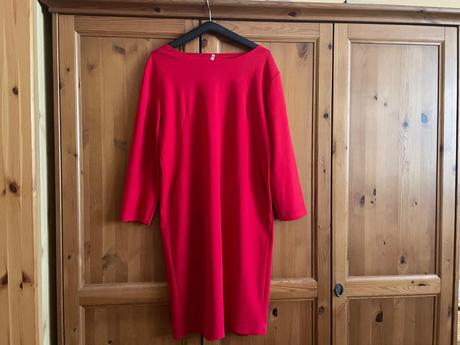 Červené šaty s vreckami, 44