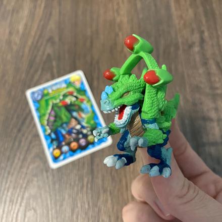 Figúrka bojového dinosaura,