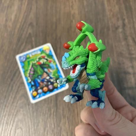 Figúrka bojového dinosaura,