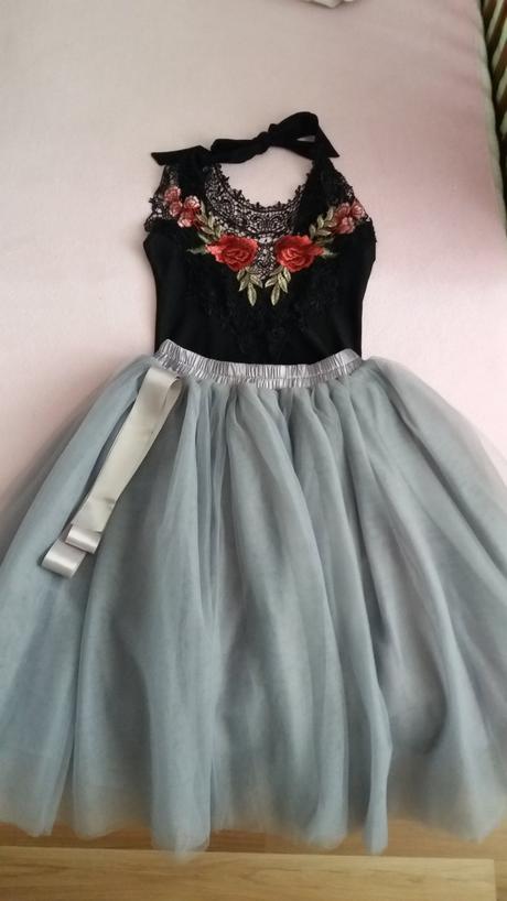 Tylová sukňa a vyšívane body, m