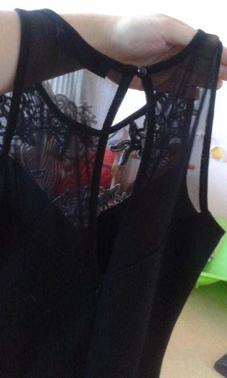 Čierne šaty s čipkou, s