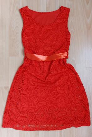 Červené čipkované šaty, s