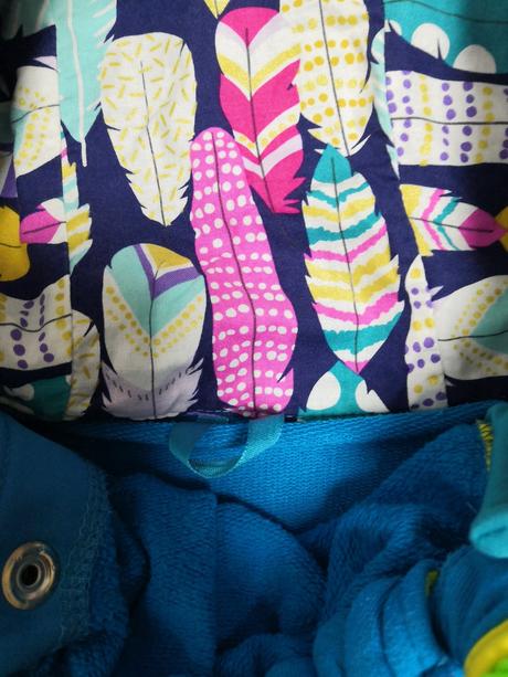 Krásna tyrkysová nosiaca mikina, s