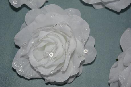 Dekorácia - biele ruže,