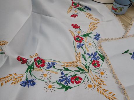 Vidiecký -ručne vyšívaný set obrusov-122x135cm,, 