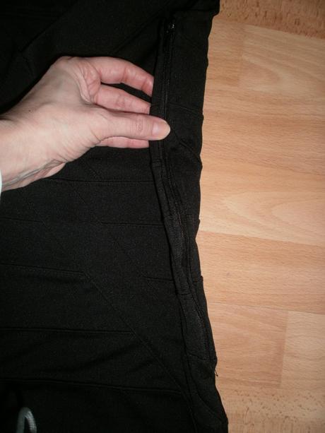 1x oblečené hrubé vypasované šaty 38/40, takko,38